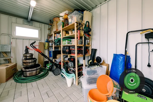 Police a kosačka v záhradnom domčeku Gardeon