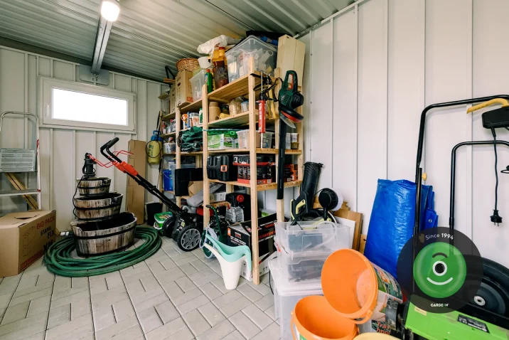 Police a kosačka v záhradnom domčeku Gardeon