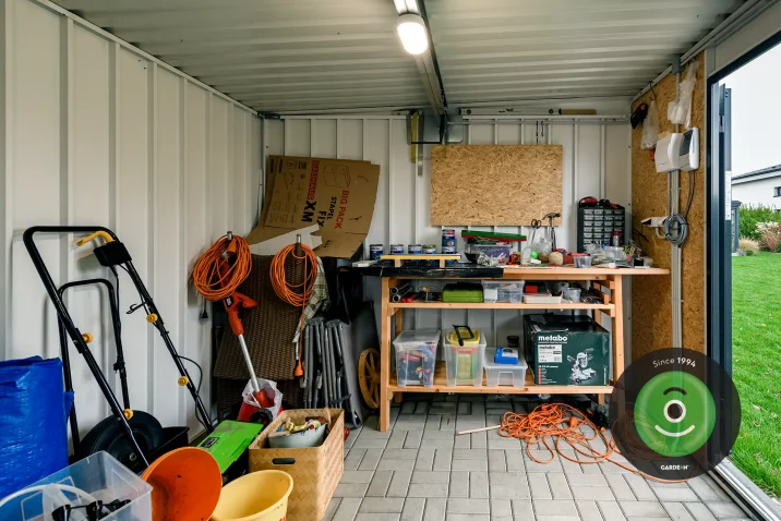 Police s náradím v záhradnom domčeku