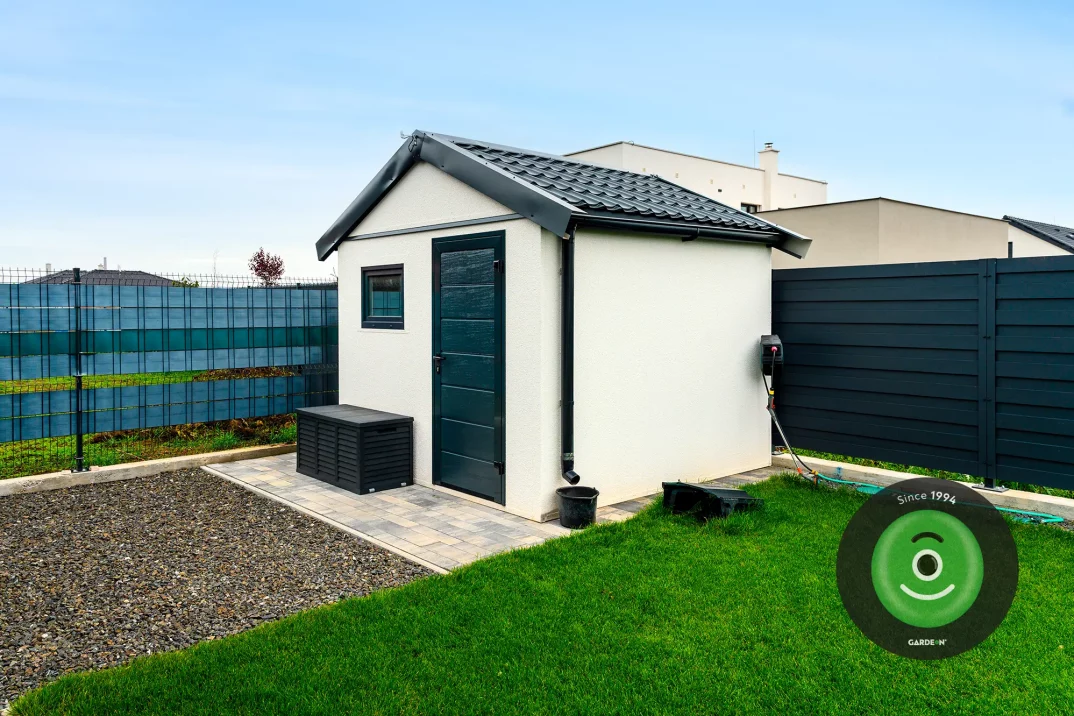 Záhradný domček so zberom vody do nádoby.