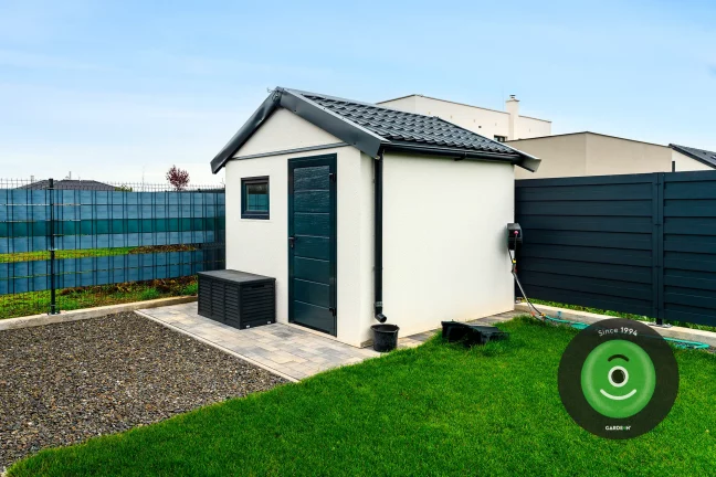 Záhradný domček so zberom vody do nádoby.