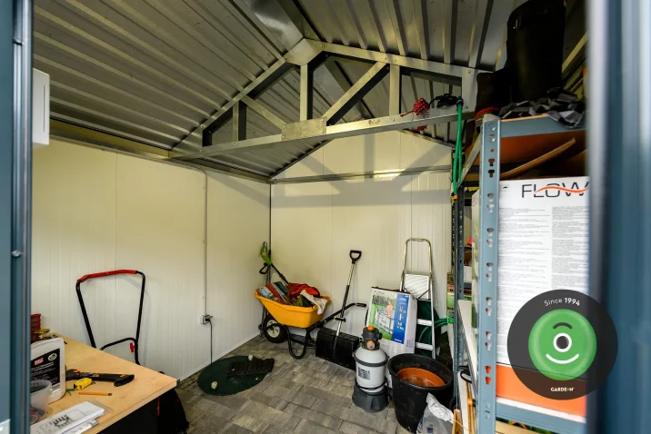 Interiér záhradného domčeka Gardeon so záhradným náradím