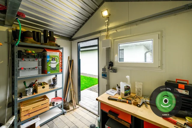 Interiér záhradného domčeka Gardeon so záhradným náradím