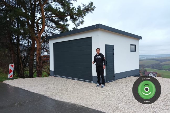 Spokojný zákazník pred svojou garážou