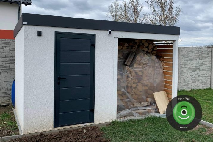 Domček s prístreškom na drevo