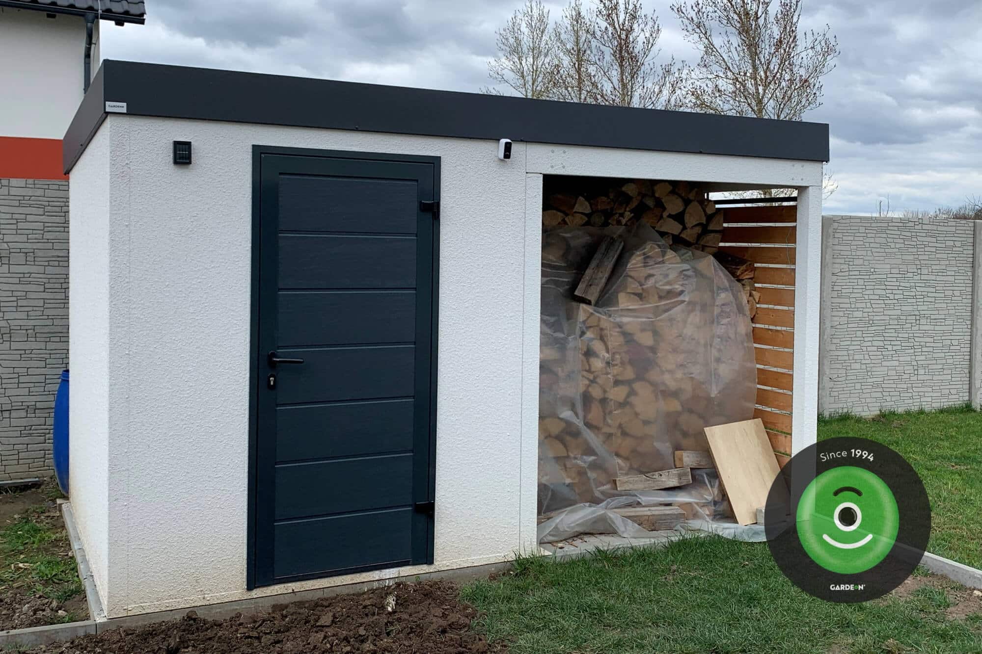 Domček s prístreškom na drevo