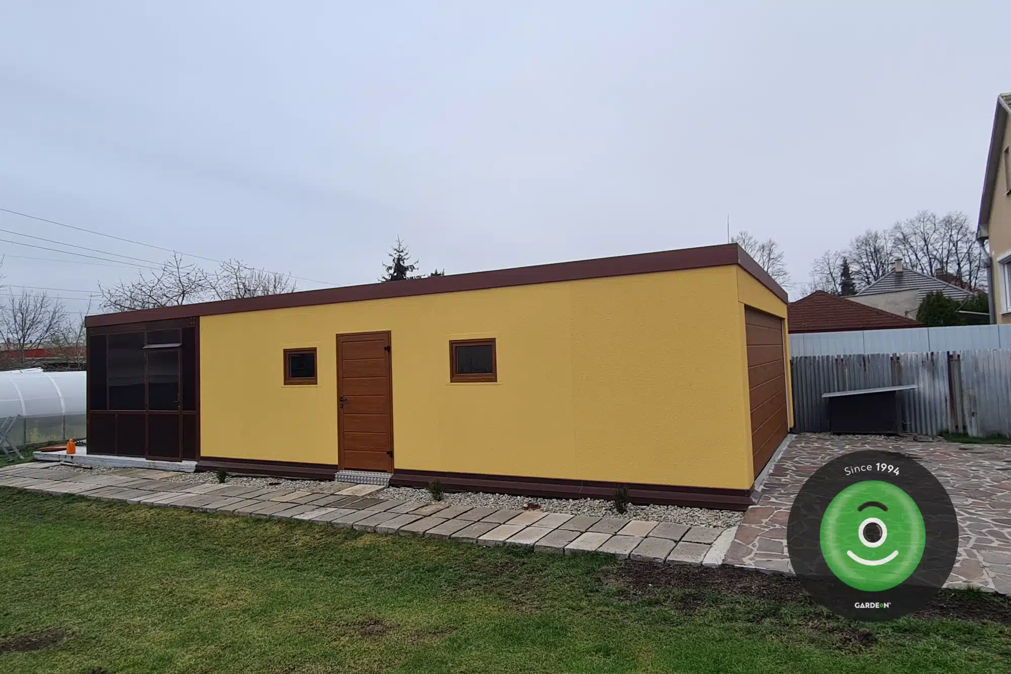 Garáž pre dve autá so žltou omietkou 1