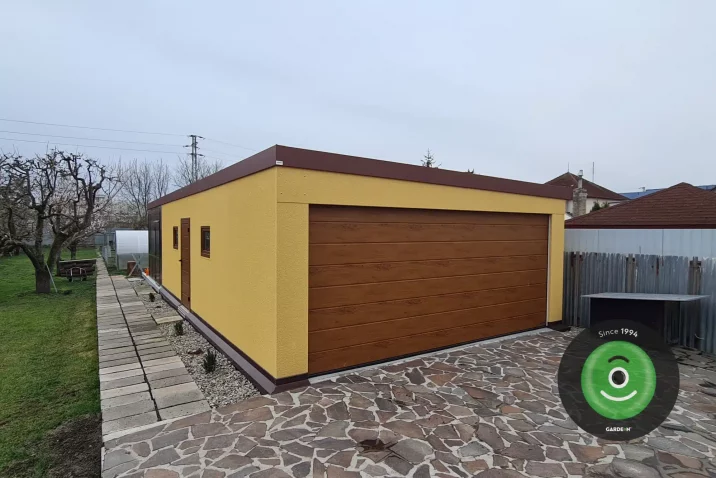 Garáž pre dve autá so žltou omietkou