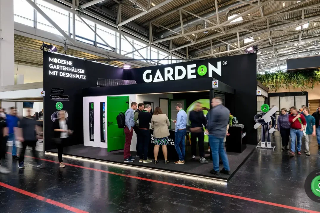 Záhradný domček s čiernymi doplnkami