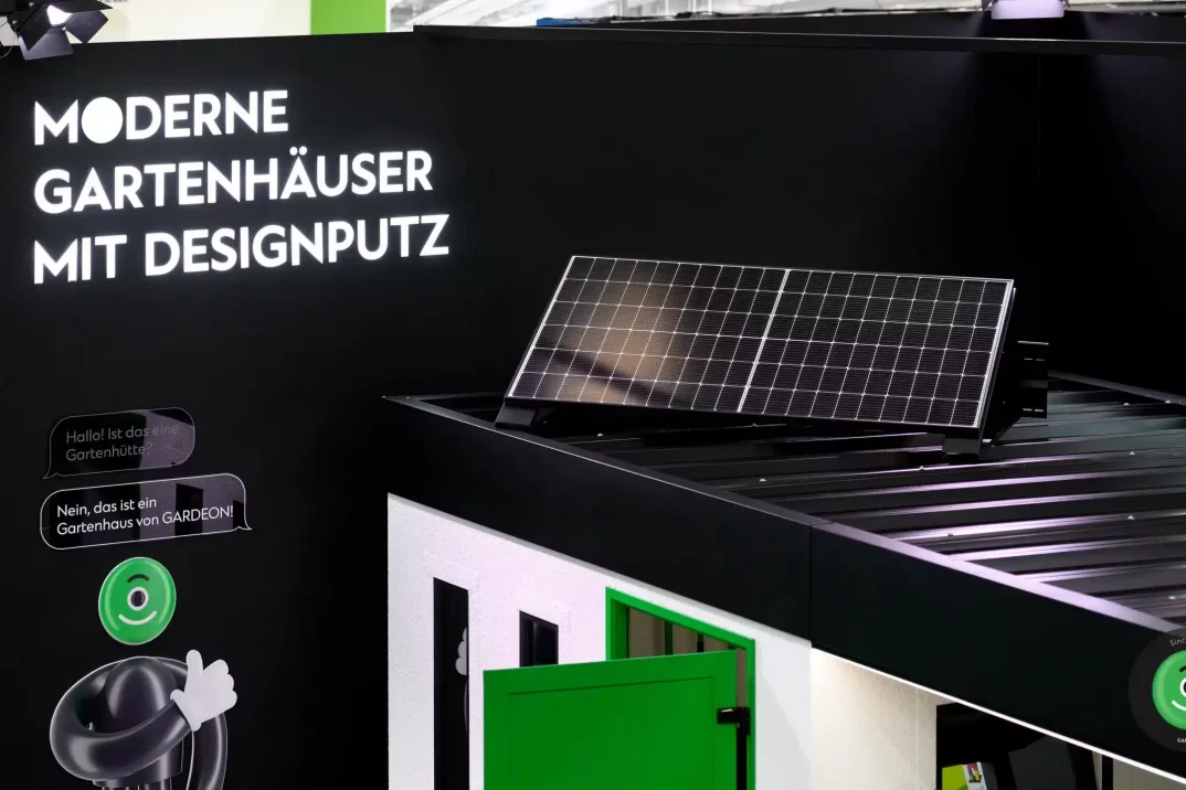 Fotovoltaické panely na streche záhradného domčeka