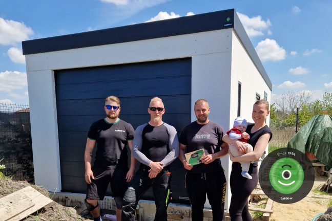 GARDEON spokojný zákazníci s montážnikmi pri garáži