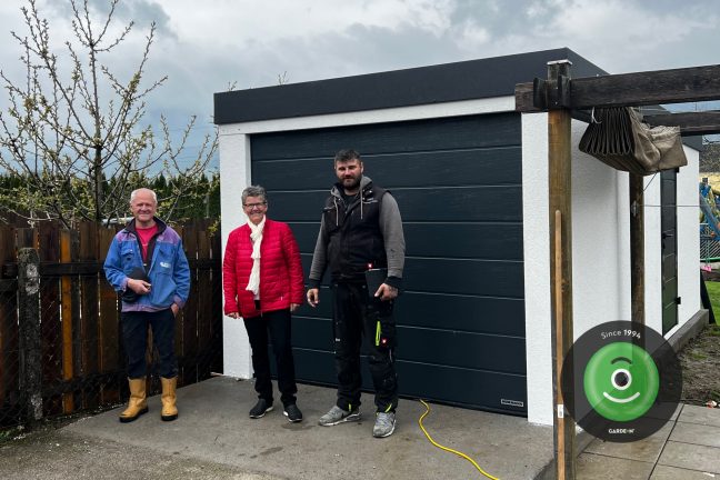 GARDEON spokojný zákazníci s montážnikom pri garáži