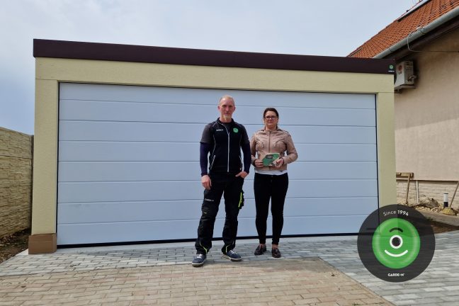 GARDEON spokojný zákazník s montážnikom pri garáži