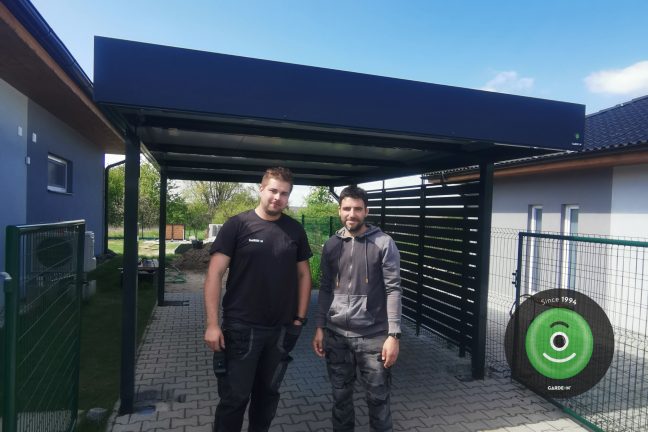 GARDEON spokojný zákazník s montážnikom pri prístrešku