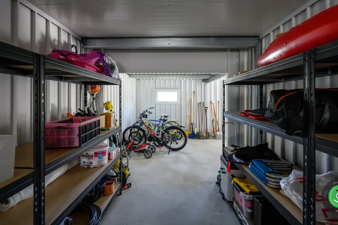 GARDEON dvojgaráž, záhradný domček a prístrešok interiér, regály, bicykle