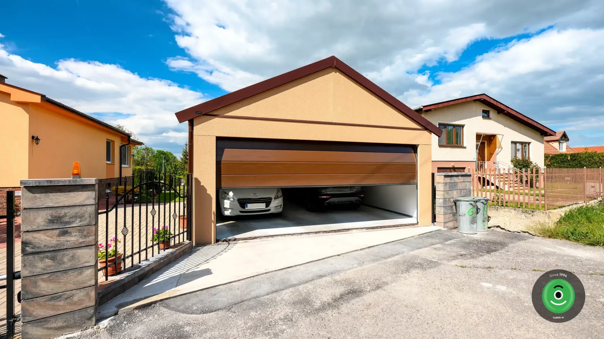 GARDEON garáž pre dve autá sedlová strecha otvorená brána