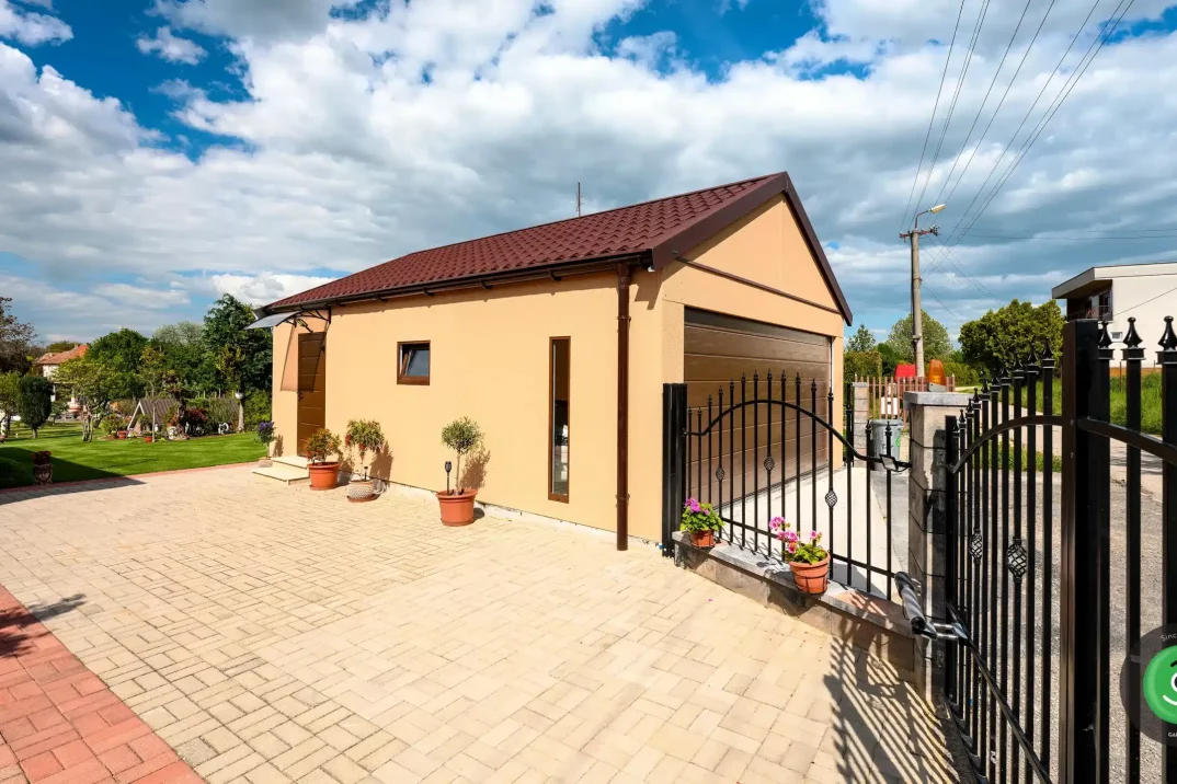 GARDEON garáž pre dve autá sedlová strecha zboku