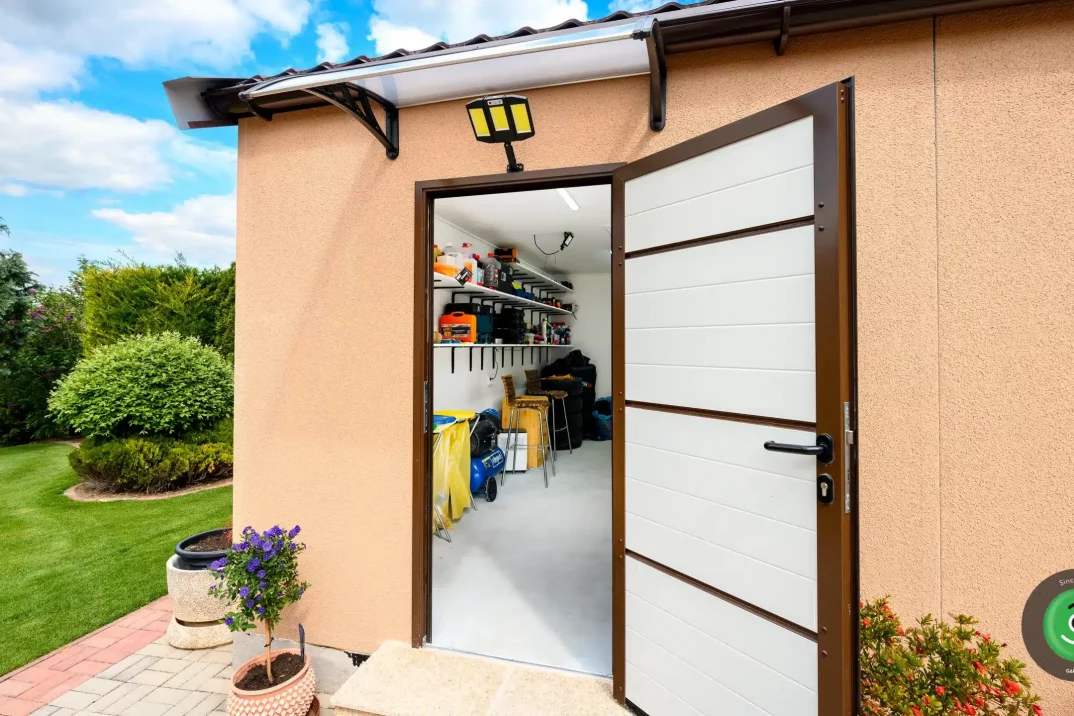 GARDEON garáž pre dve autá sedlová strecha otvorené dvere