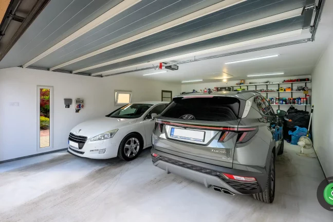 GARDEON garáž pre dve autá sedlová strecha interiér dve autá