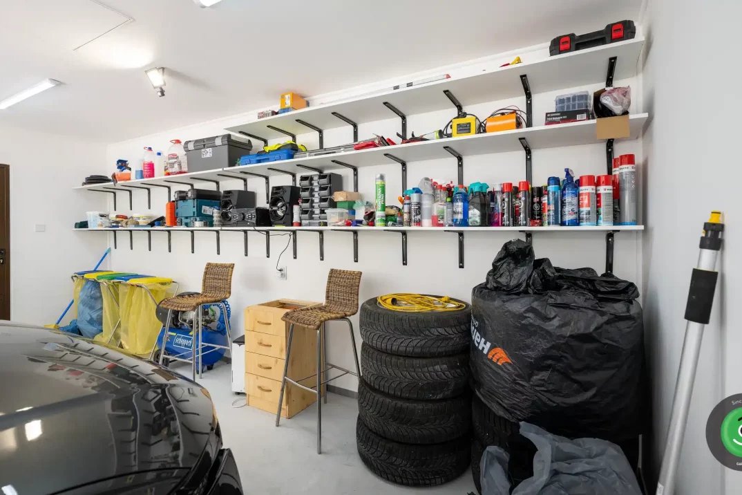 GARDEON garáž pre dve autá sedlová strecha police na stene