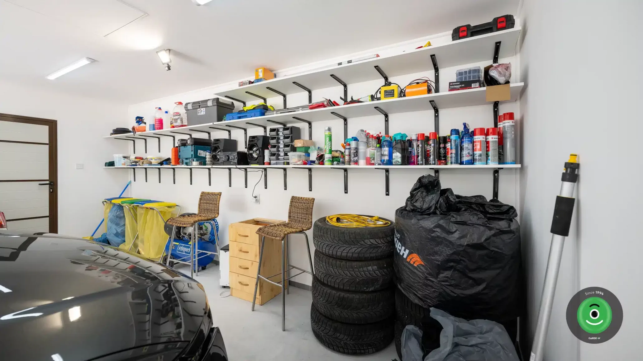 GARDEON garáž pre dve autá sedlová strecha police na stene