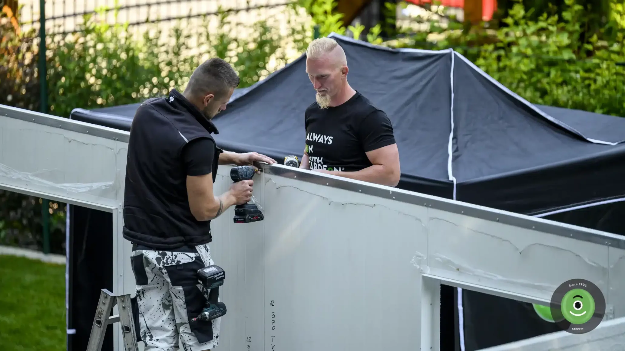 Pracujúci montážnici