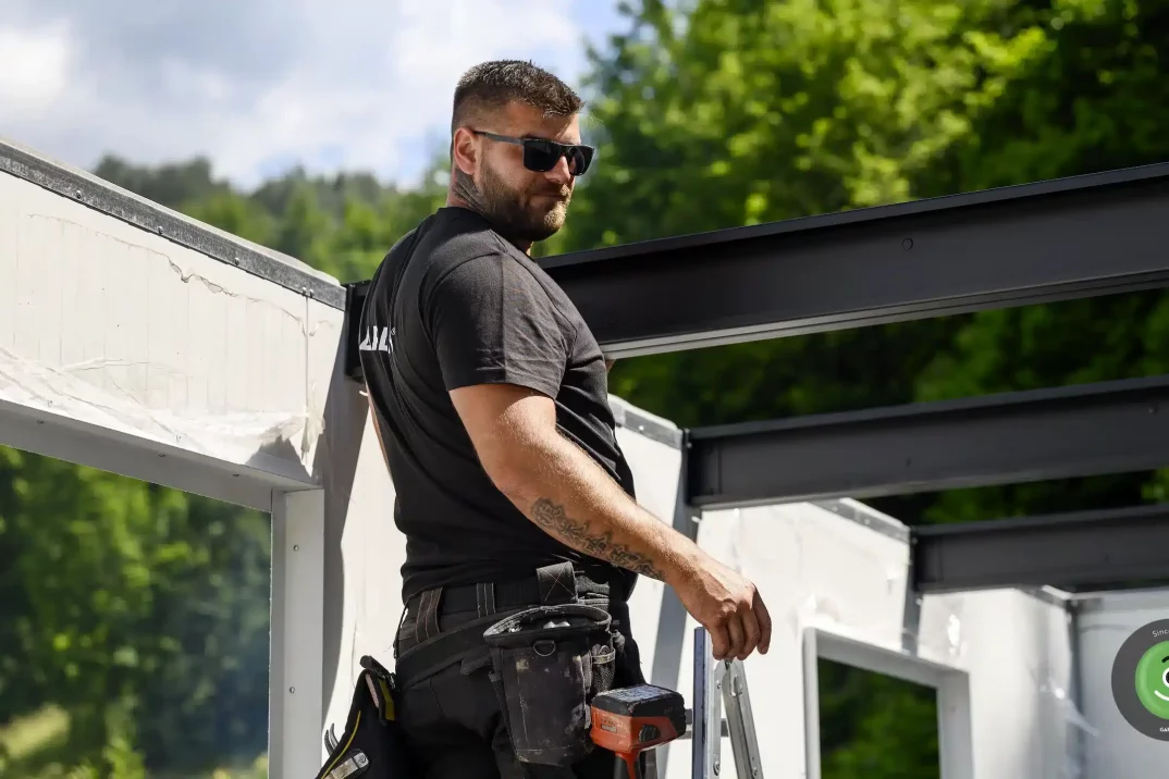 Detail na montážnika pri montáži nosníkov