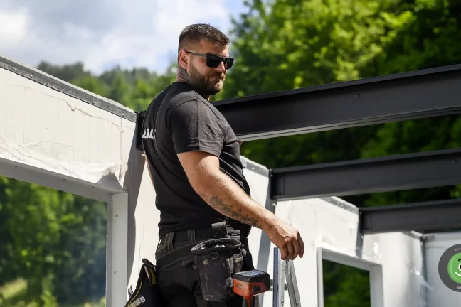 Detail na montážnika pri montáži nosníkov