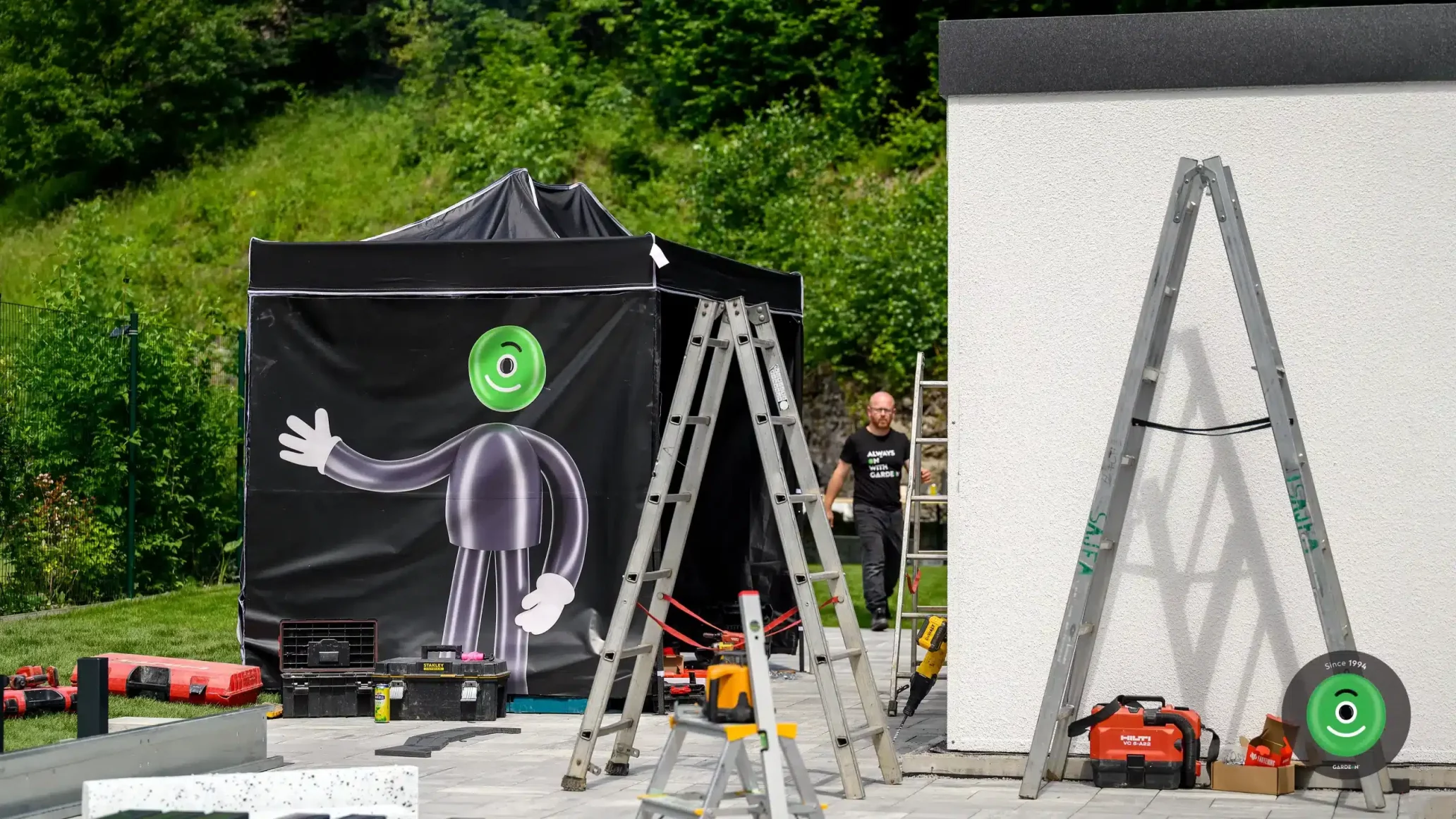 Gardeon maskot na stánku pre montážnikov