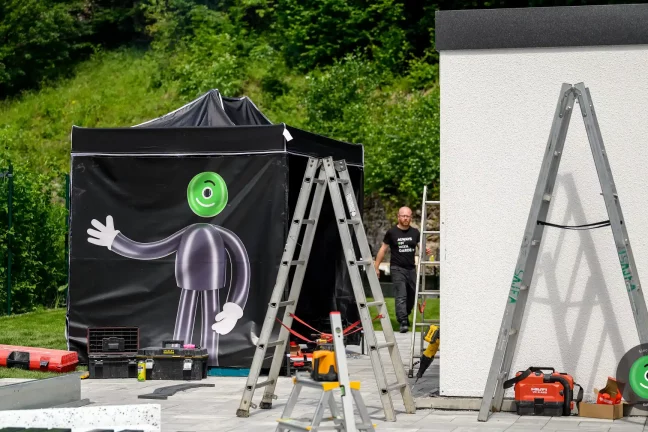 Gardeon maskot na stánku pre montážnikov