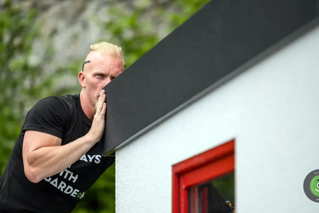 Premeriavanie strechy garáže