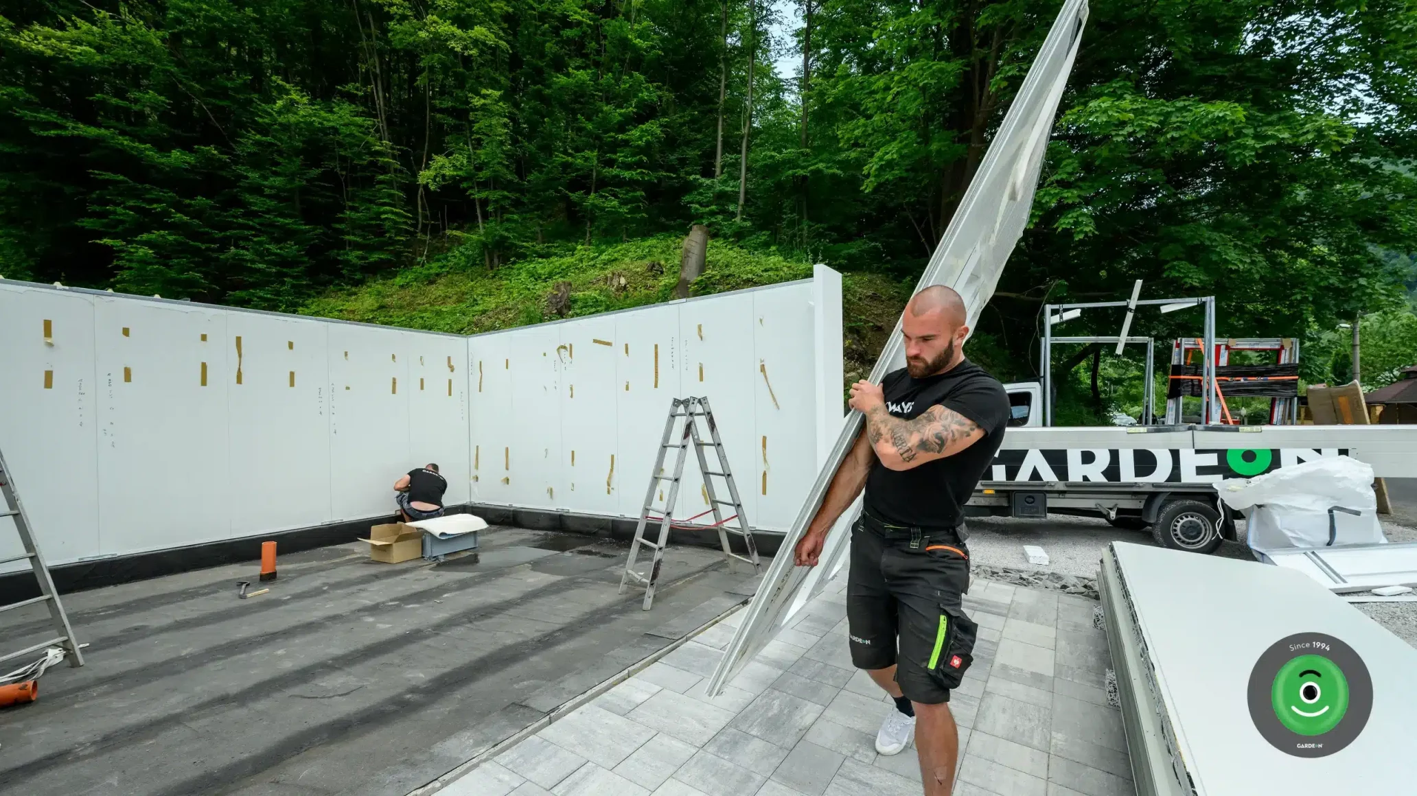 Montážnik prináša izolované steny garáže