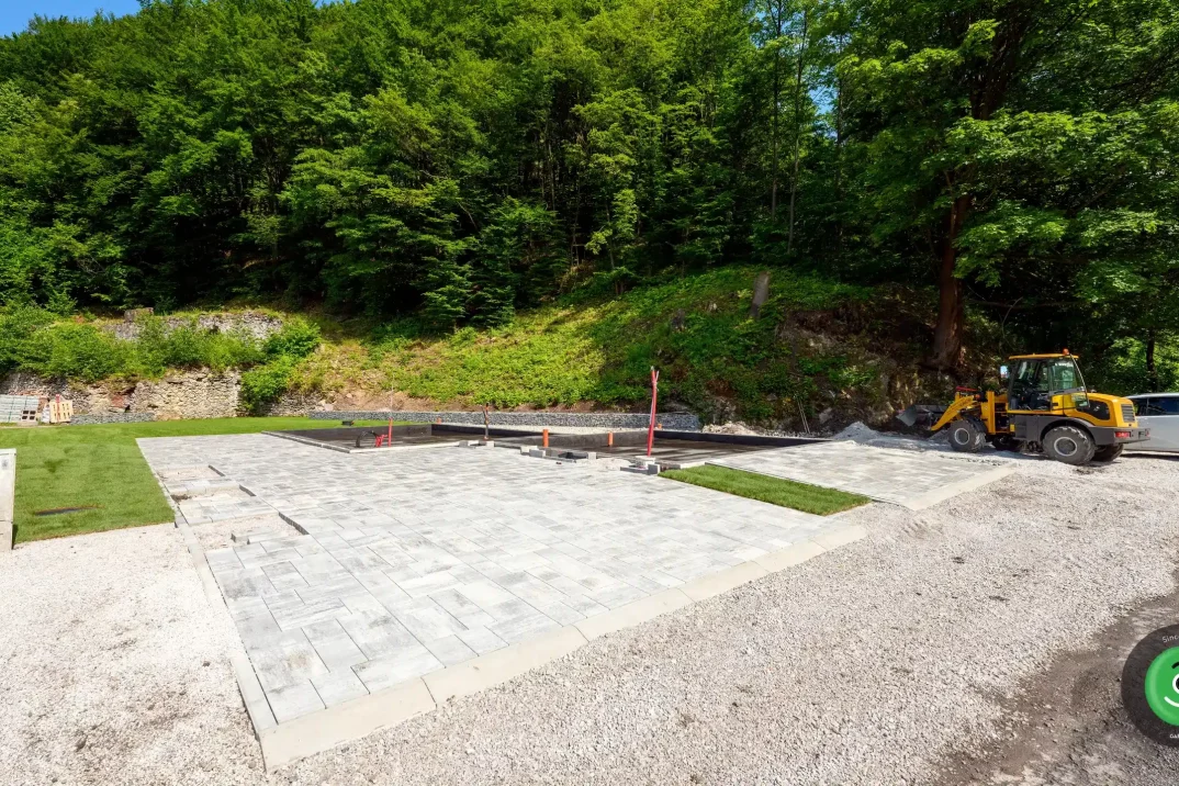 GARDEON pripravený podklad - dlažba na montáž stavby pre Garáž TV