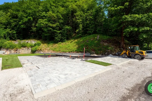 GARDEON pripravený podklad - dlažba na montáž stavby pre Garáž TV