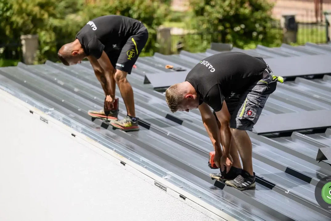 Prebiehajúca montáž strešnej krytiny garáže pre Garáž TV