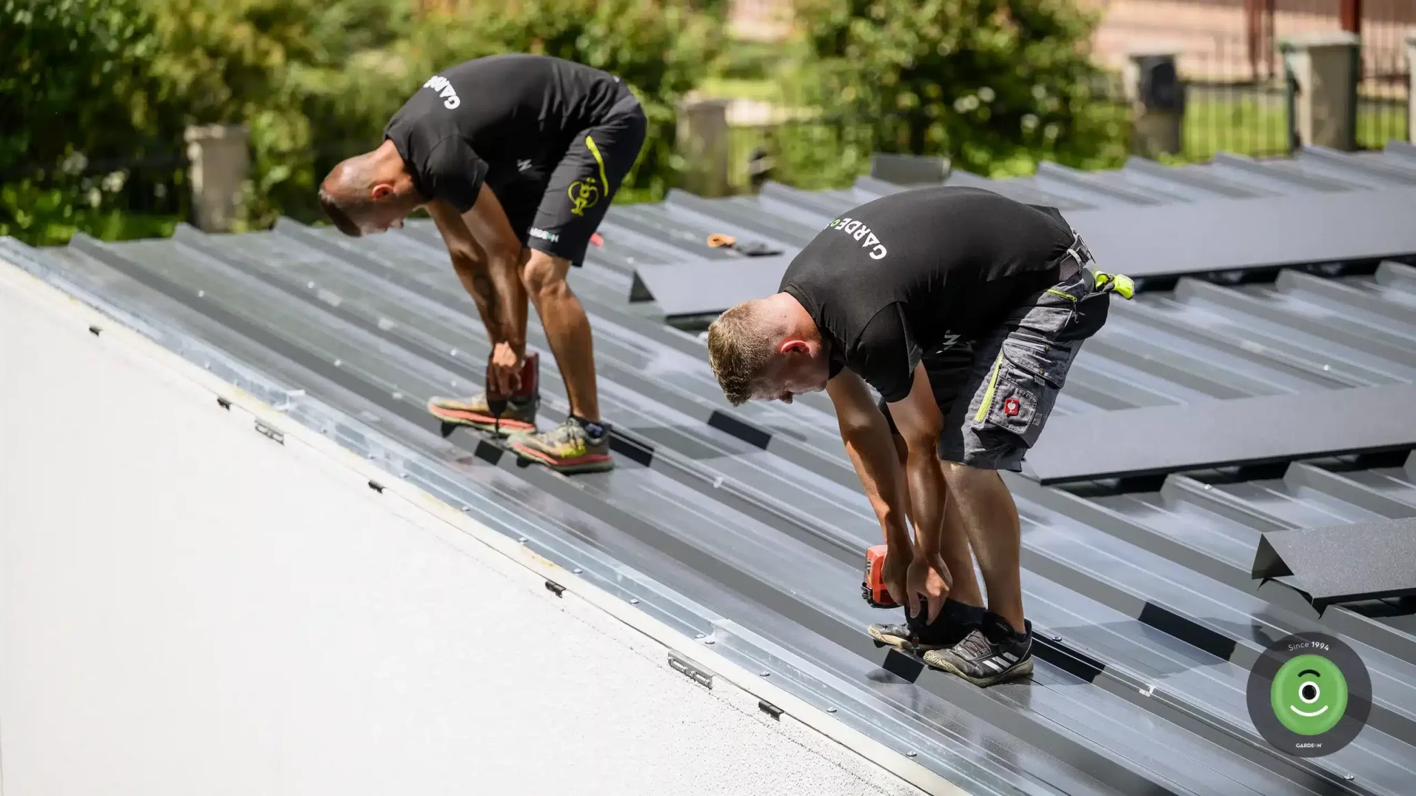 Prebiehajúca montáž strešnej krytiny garáže pre Garáž TV