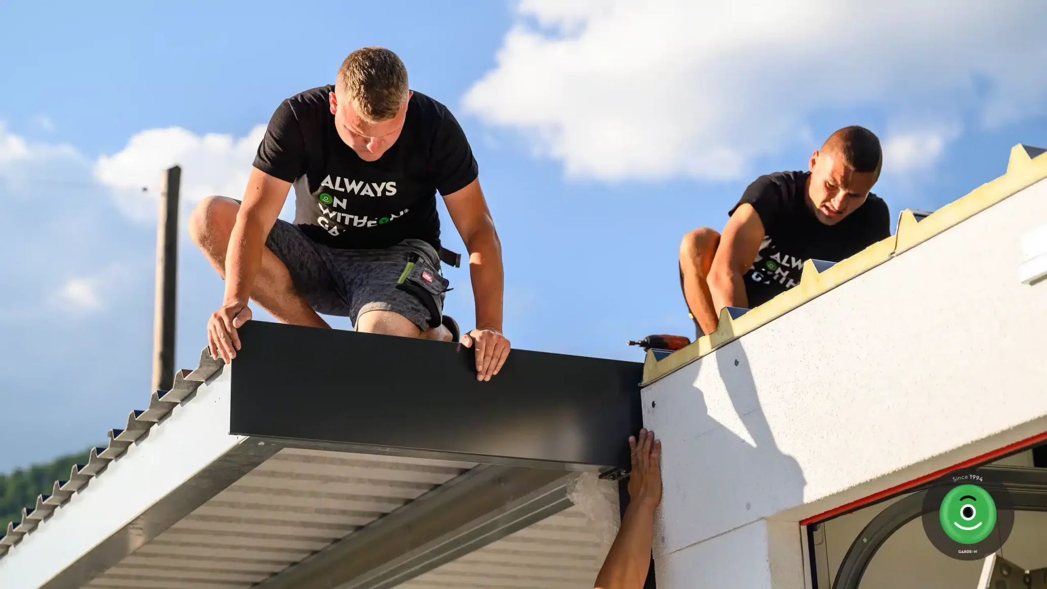 Dokončovanie strechy na prístrešku pre Garáž TV