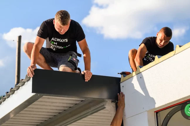 Dokončovanie strechy na prístrešku pre Garáž TV