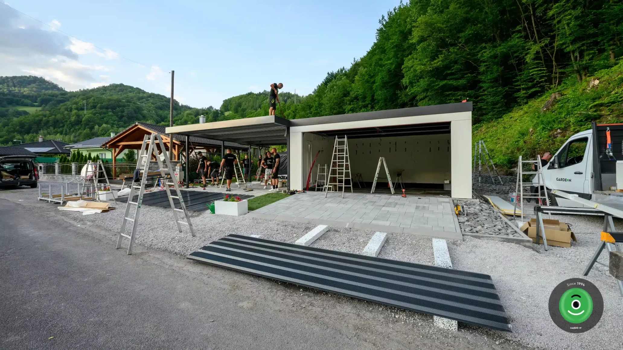 Prebiehájúca montáž prístrešku