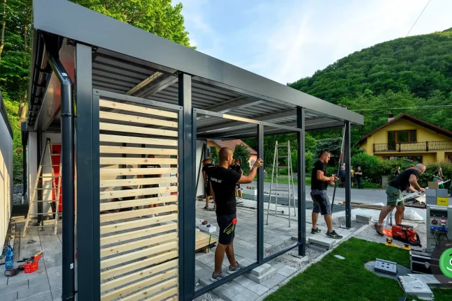 Montovanie drevených výplní do prístrešku