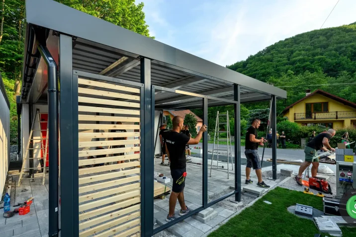 Montovanie drevených výplní do prístrešku