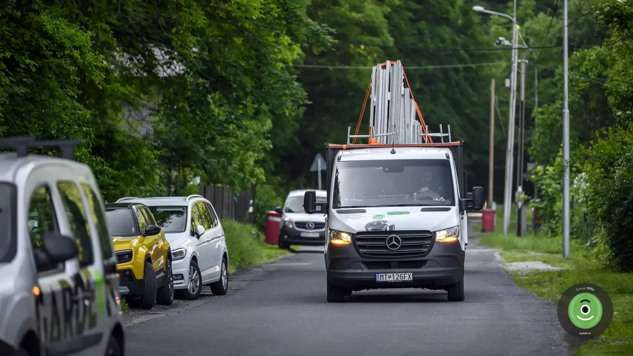 GARDEON prichádzajúci valník so stavbou pre Garáž TV