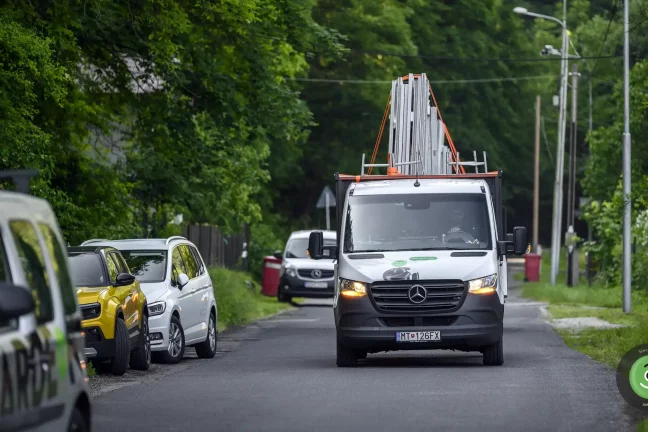 GARDEON prichádzajúci valník so stavbou pre Garáž TV