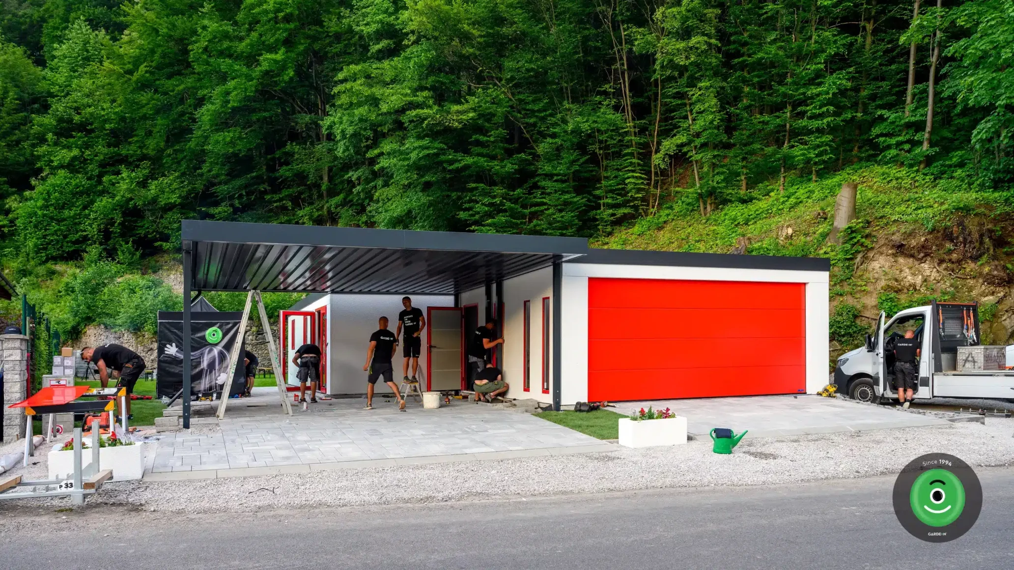 Takmer hotová montáž troch stavieb v priebehu jedného dňa