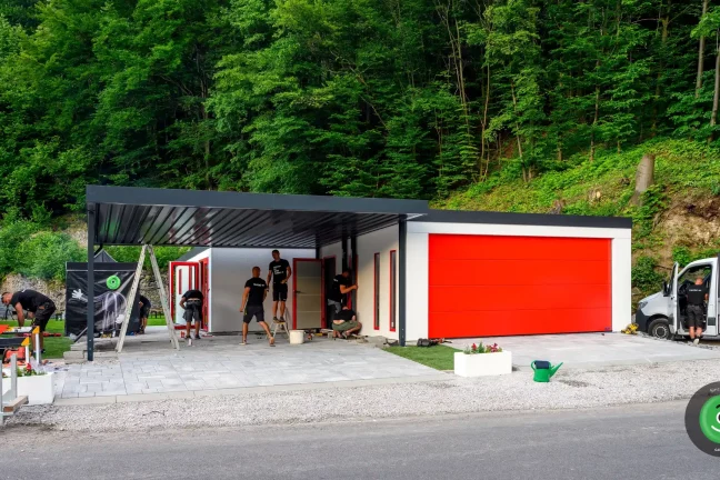 Takmer hotová montáž troch stavieb v priebehu jedného dňa