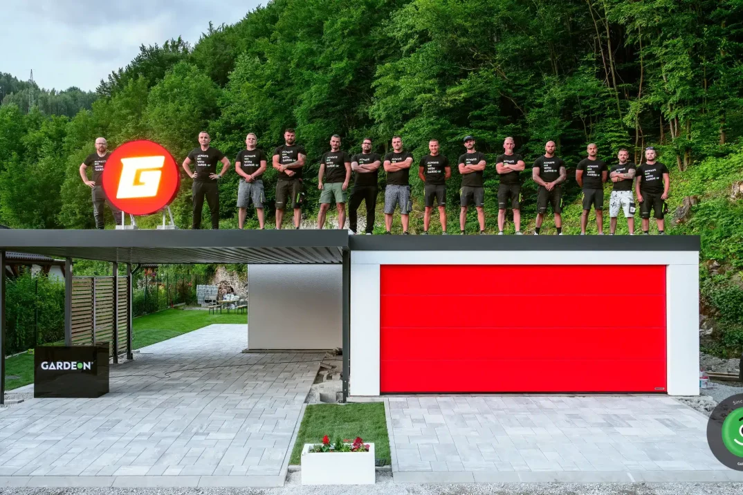 Montážnici na streche stavieb GARDEON pre Garáž TV