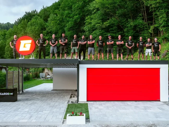 Montážnici na streche stavieb GARDEON pre Garáž TV