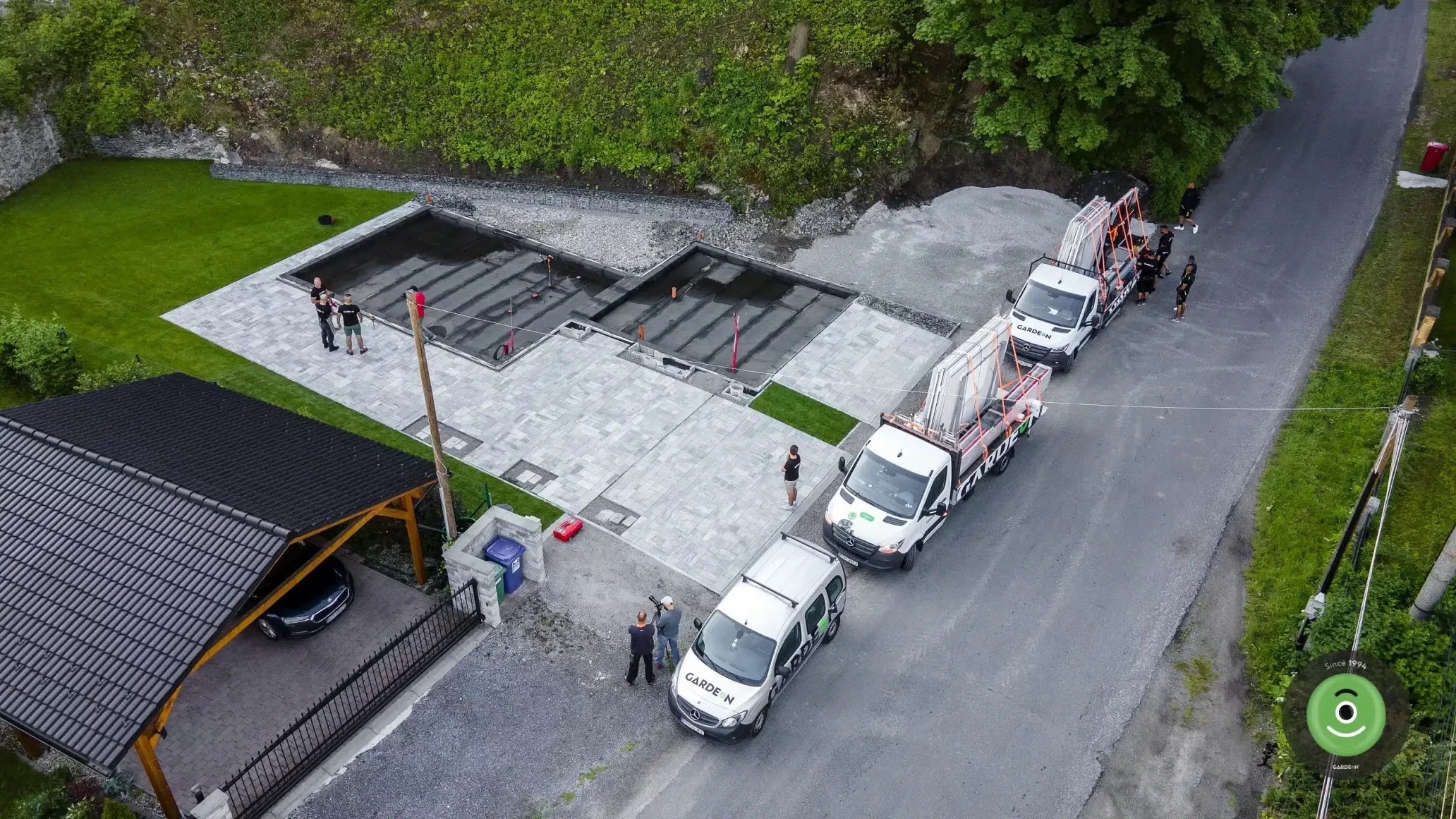 GARDEON dva valníky a dodávka pristavené pri podklade pre Garáž TV