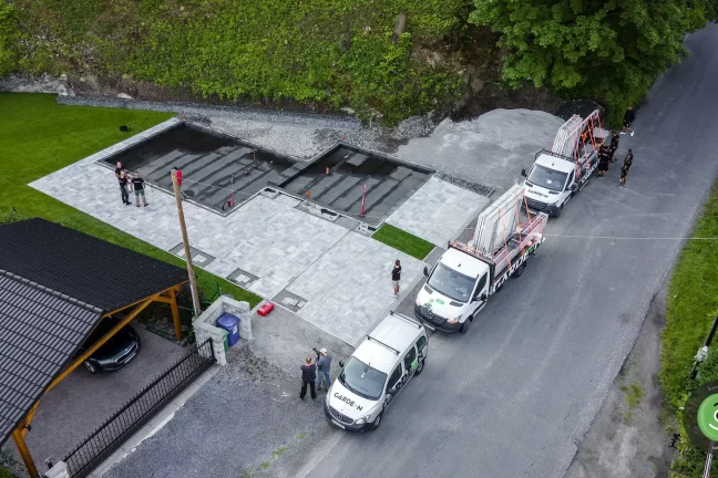 GARDEON dva valníky a dodávka pristavené pri podklade pre Garáž TV