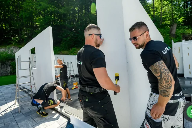 Osádzanie stien montovanej garáže